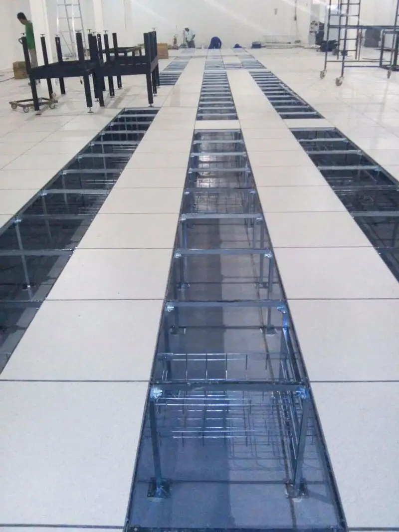 Eletrocalhas instaladas sob o piso elevado em sala técnica