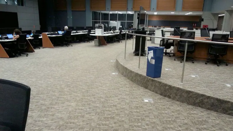 Escritório com piso elevado