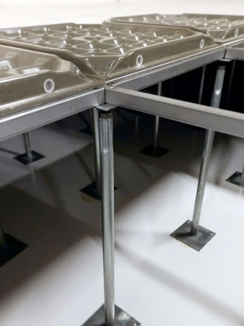 Estrutura de piso elevado montada sobre pedestais, antes da colocação das placas